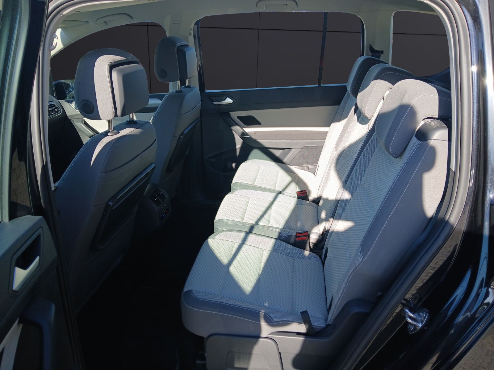 Fahrzeugabbildung Volkswagen Touran TSI Comfortline 7-Si Navi AID ACC PDC SH