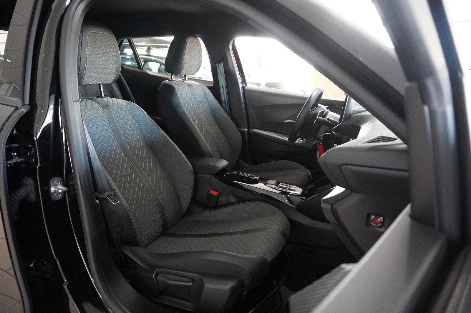 Fahrzeugabbildung Peugeot 2008 1.2 HYBRID ALLURE E-DSC NAVI/LED/SPORT/VIRT