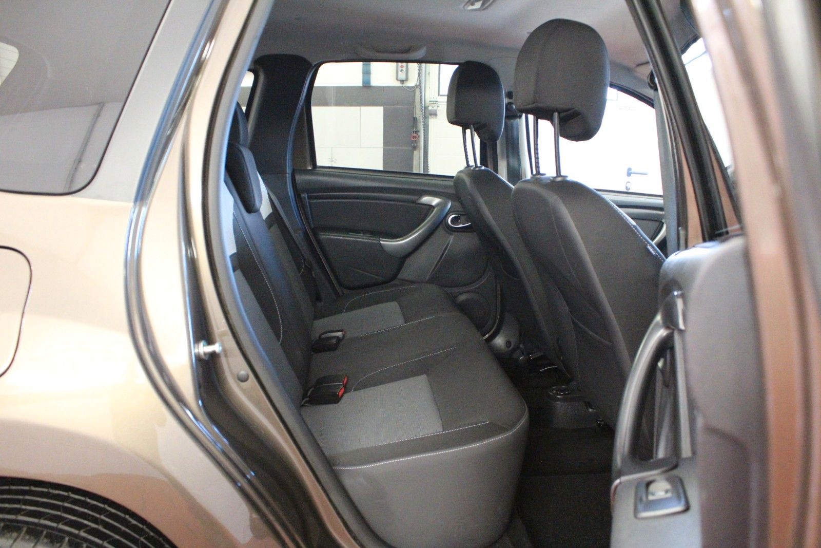 Fahrzeugabbildung Dacia Duster   SCE 115  Laureate   AHK *Navigation*