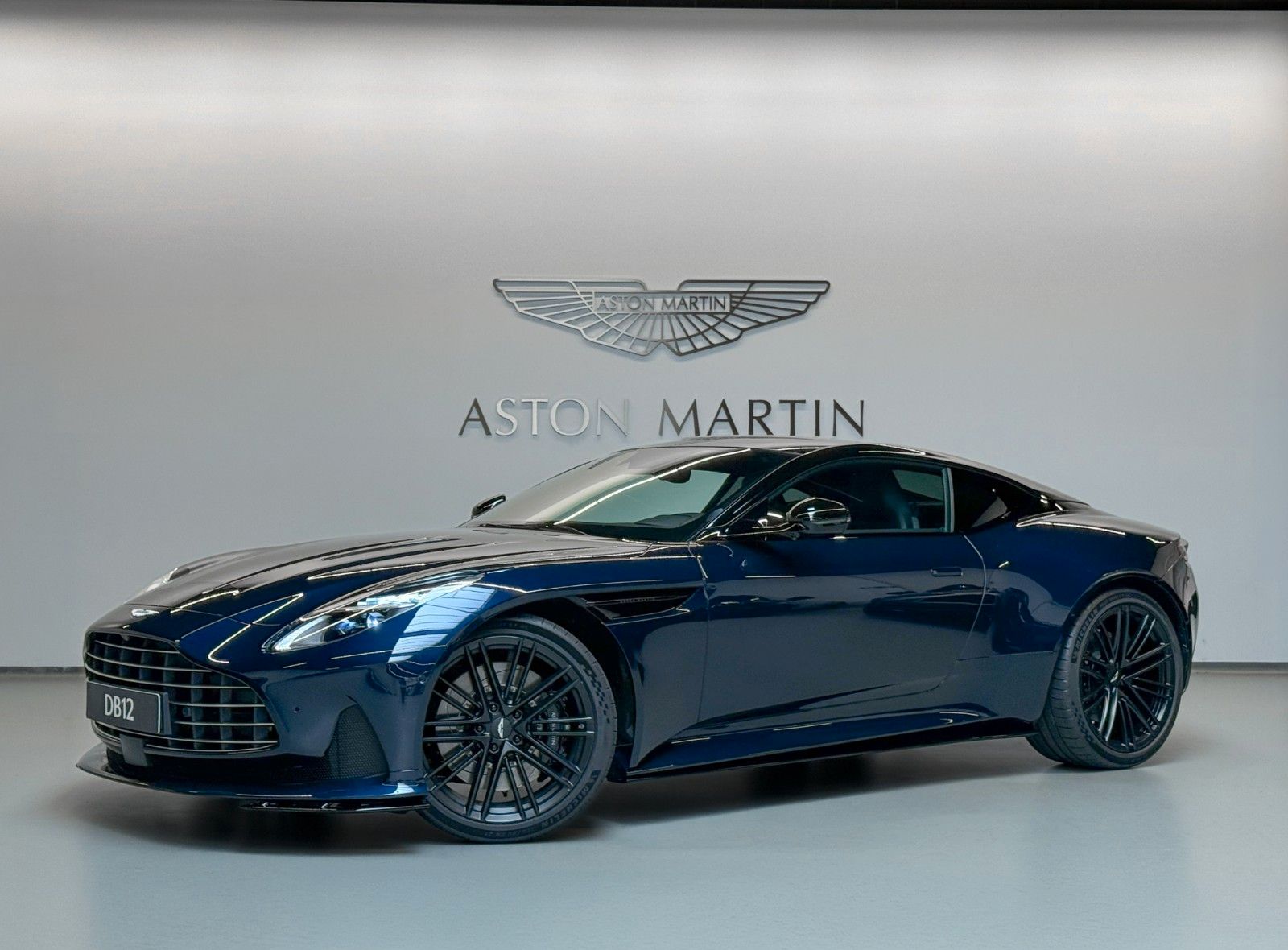 Aston Martin DB12 Coupe | Aston Martin Brussels imagem 3