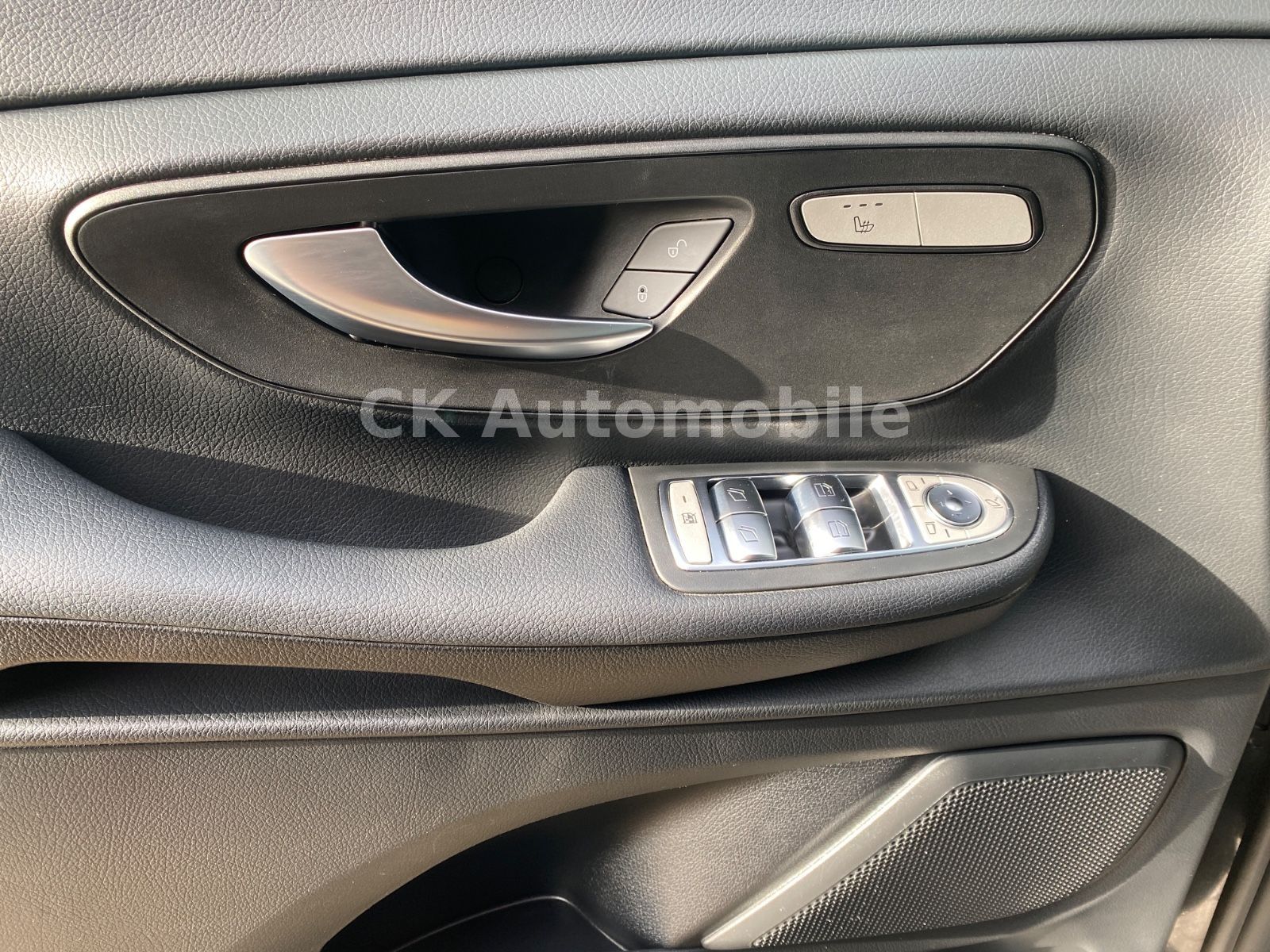 Fahrzeugabbildung Mercedes-Benz V 300 d EDITION 4MATIC lang/7Sitze/Navi/Kam./LED