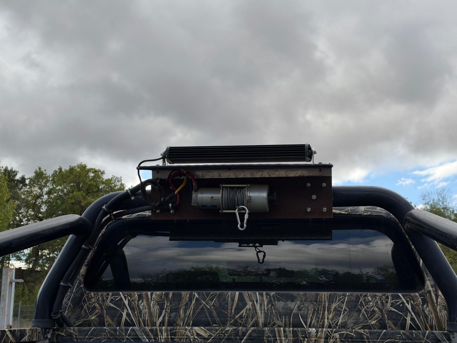 TOYOTA HILUX DOUBLE CAB LIFE 171 ch 4X4 BVM - TREUIL - ATTELAGE - 145000 km