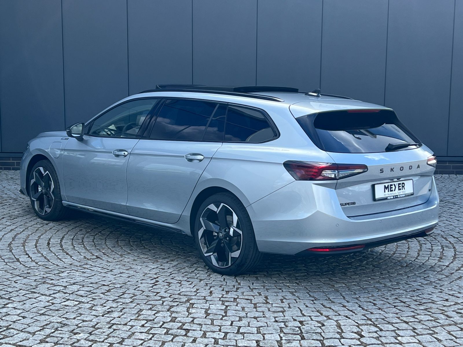 Fahrzeugabbildung SKODA Superb Combi  Sportline 1.5 TSI IV DSG *AHK, Nav