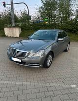 Mercedes-Benz Mercedes Benz E 220 CDI 2012 - Mercedes-Benz E 220 aus 2012 mit Diesel-Antrieb: Limousine