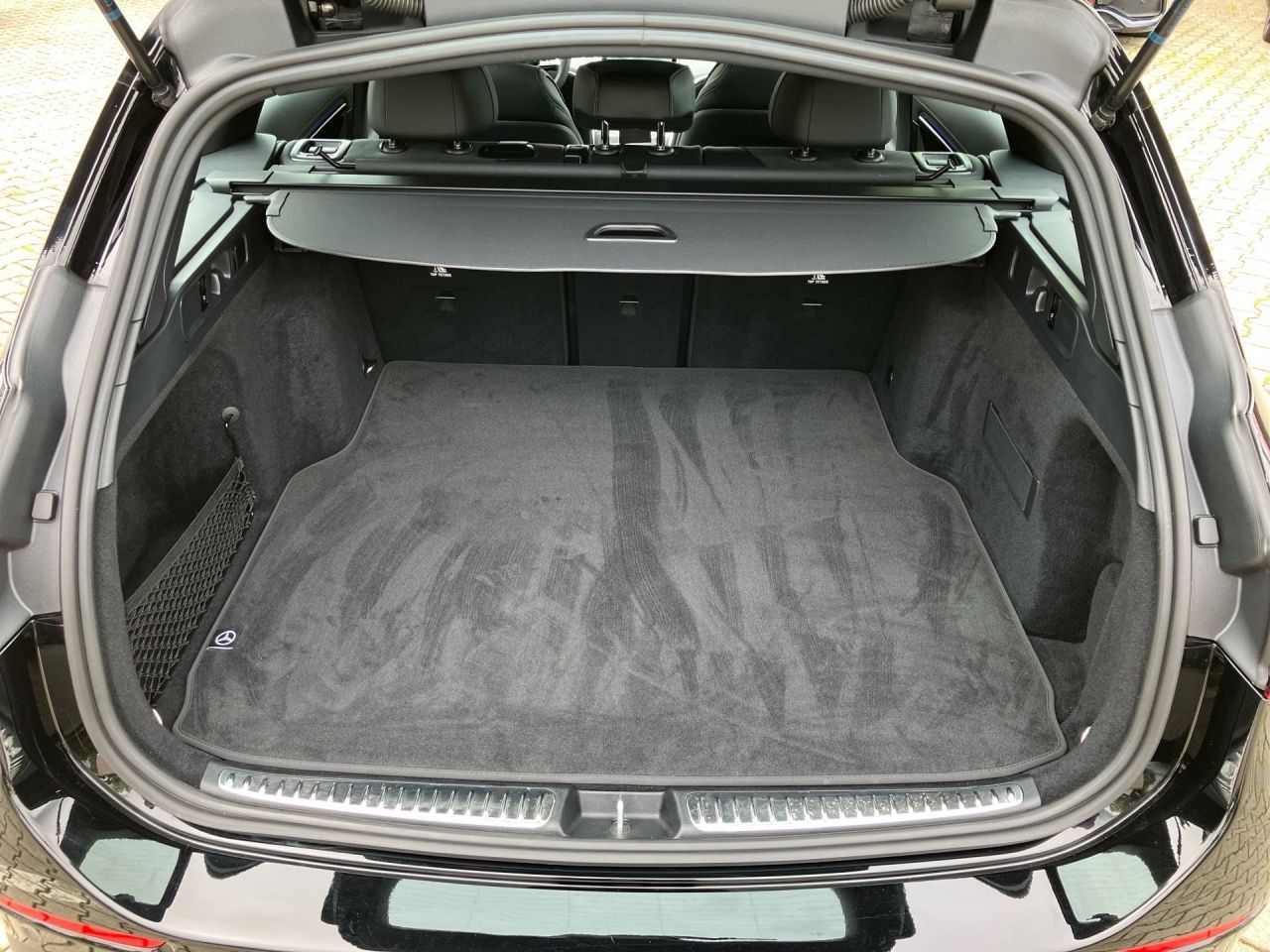 Fahrzeugabbildung Mercedes-Benz C 300 d T AMG AHK+Ambi+Kam+LED+Distr+UrbanGuard