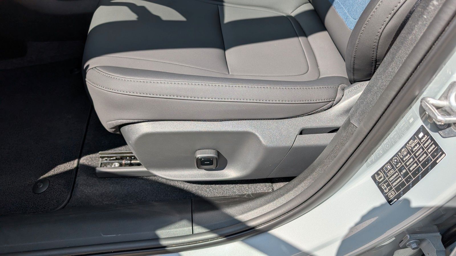 Fahrzeugabbildung Volvo EX30 CC Cross Country AWD | PANO | Performance