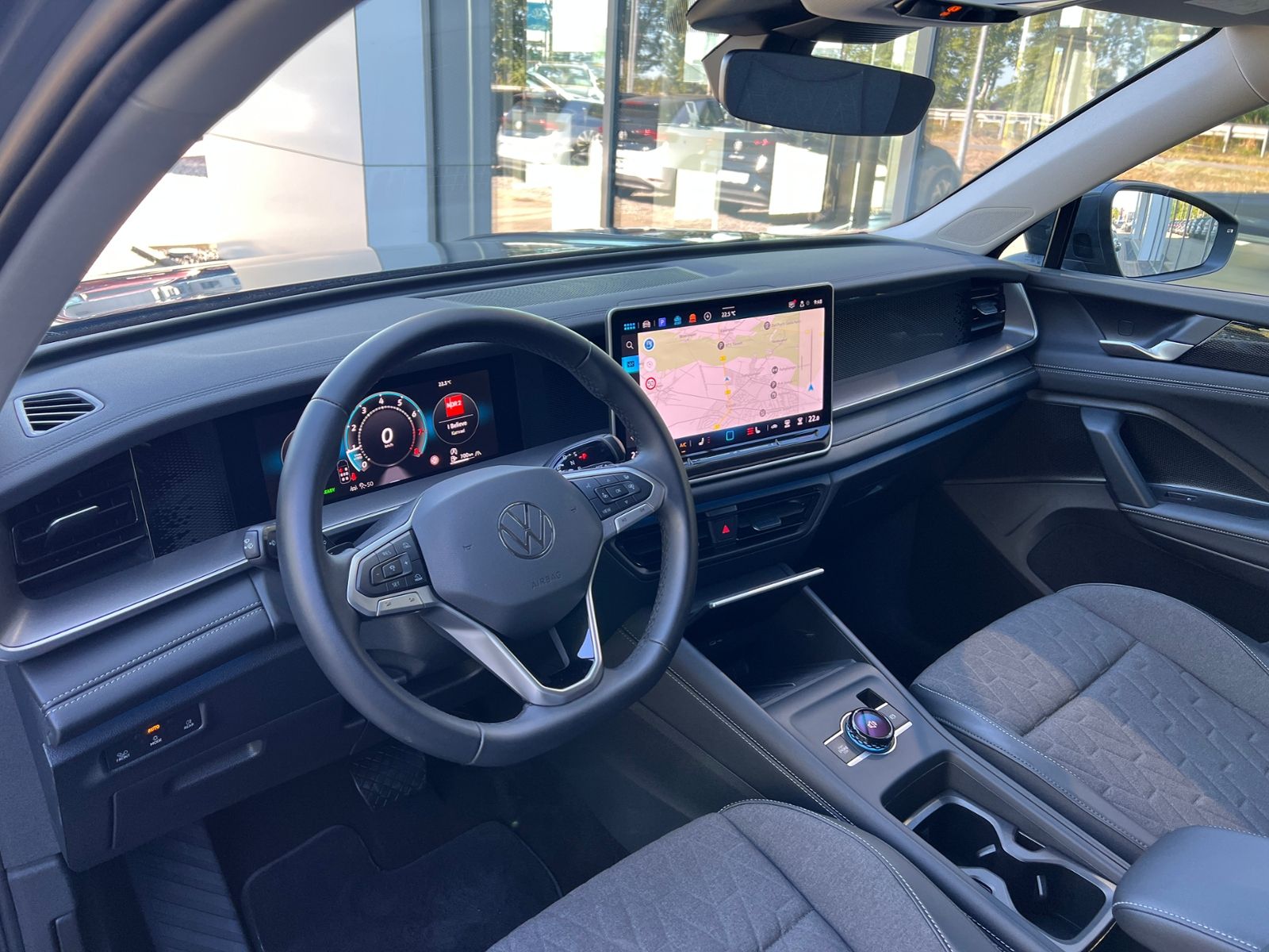 Fahrzeugabbildung Volkswagen Tayron LIFE 1.5 eTSI DSG *AHK, 7-Sitzer, LED, AC