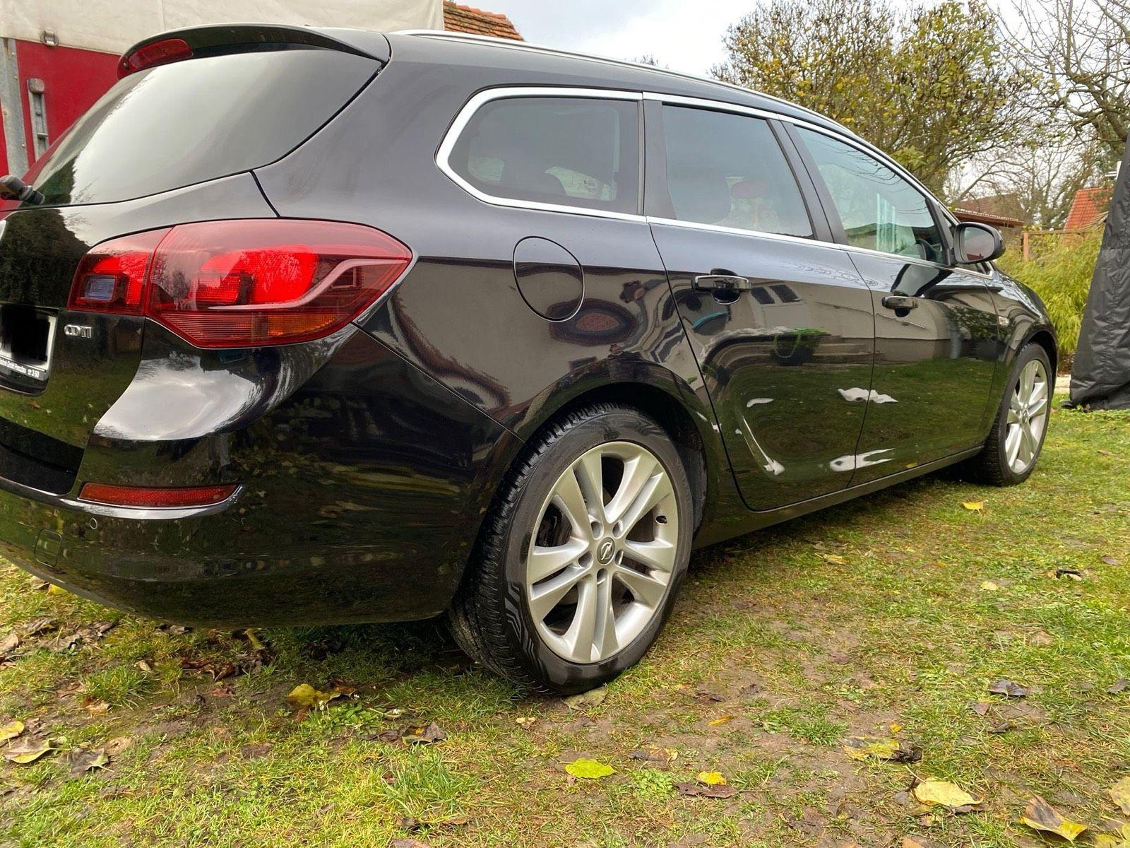 Opel Astra 2011 — interior