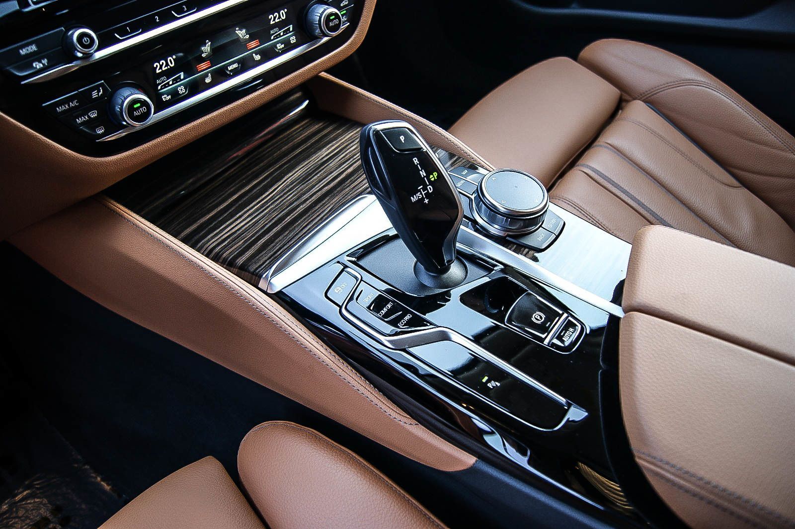 Fahrzeugabbildung BMW 530 d Touring H&K SOUND PANORAMA AVENTURINROT 3