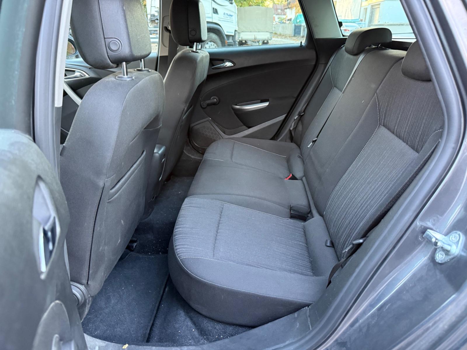 Opel Astra 2011 — photo 16