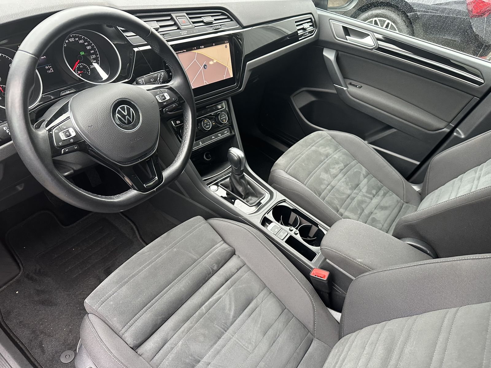 Fahrzeugabbildung Volkswagen Touran 1.5 TSI DSG HL 7-Sitzer NAV+LED+KAM+PANO