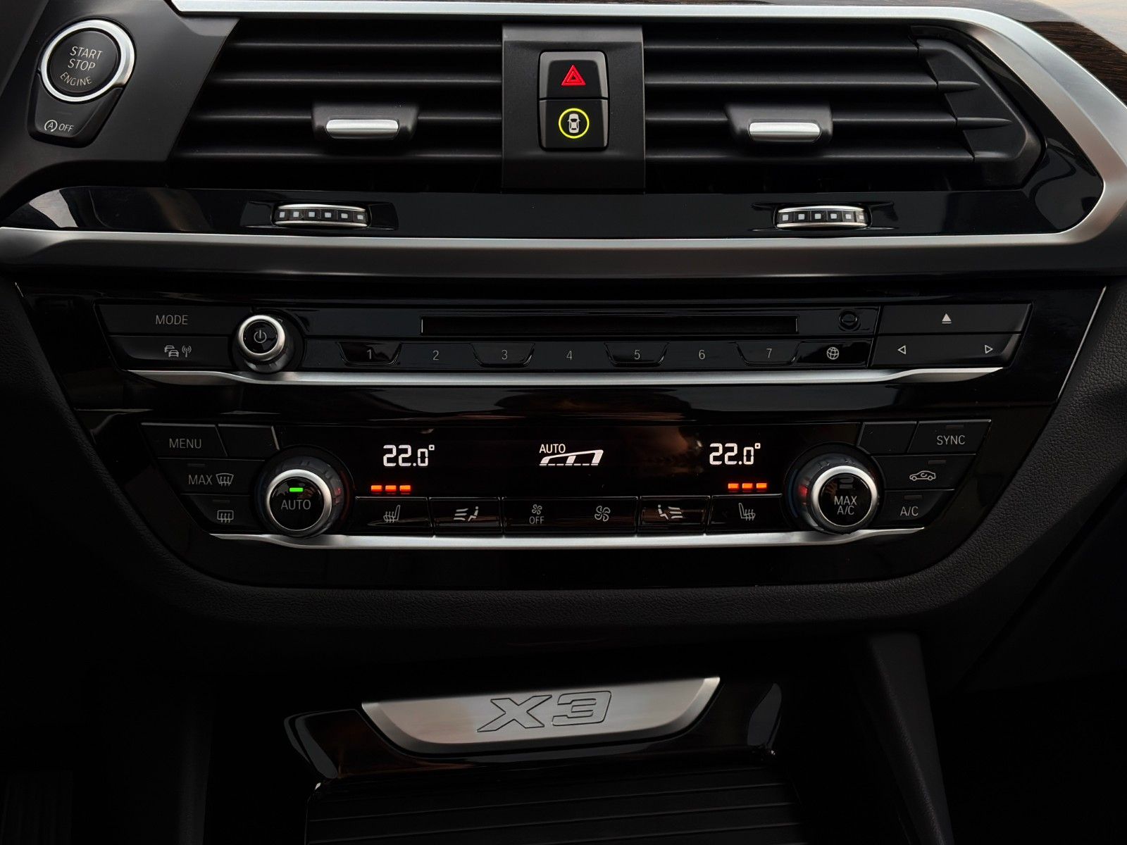 Fahrzeugabbildung BMW X3 xDrive 30i Luxury Line Pano Akustik Komf. HuD