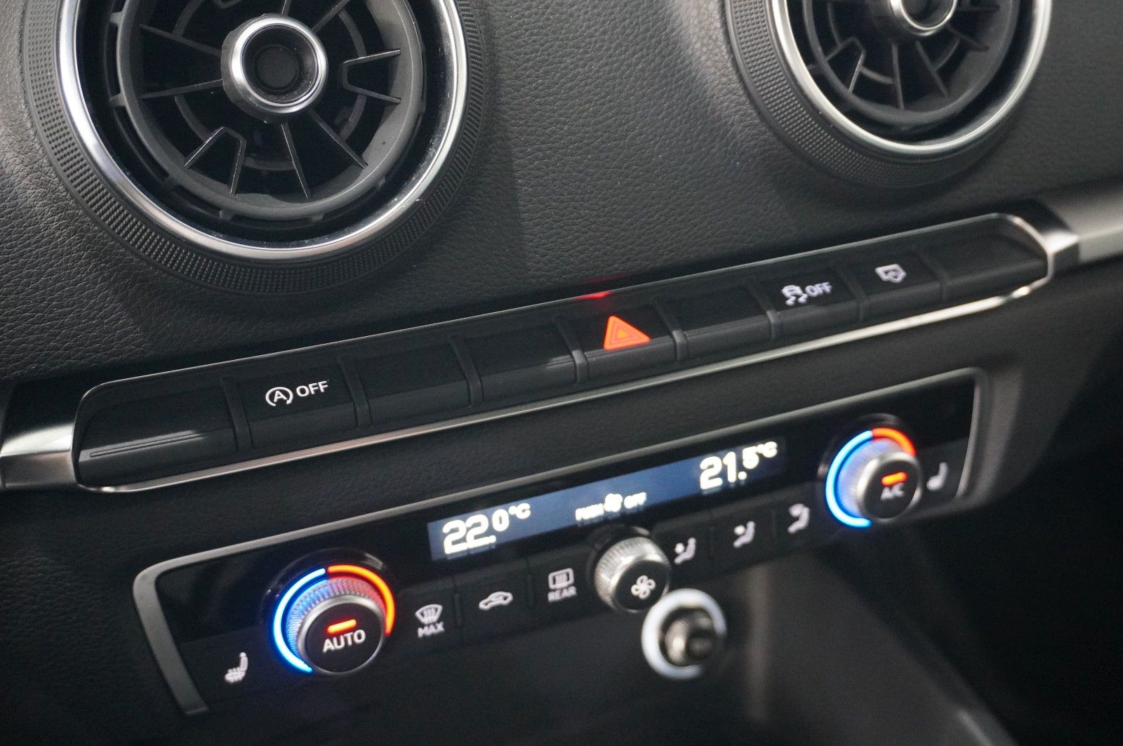 Fahrzeugabbildung Audi A3 Sportback 35 TFSI NAVI/BI-XENON/SHZ/ACC/PDC