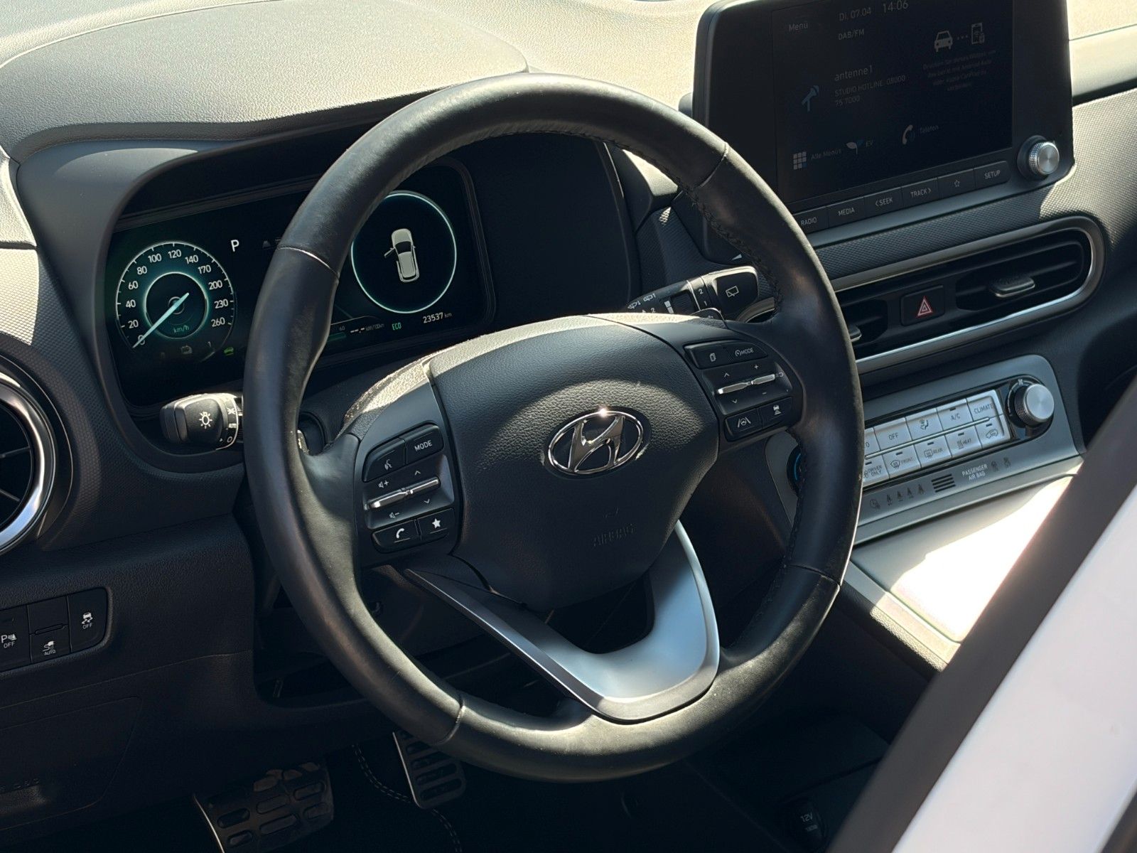 Fahrzeugabbildung Hyundai KONA E Select SHZ LHZ ACC LKA LFA Navi CarPlay