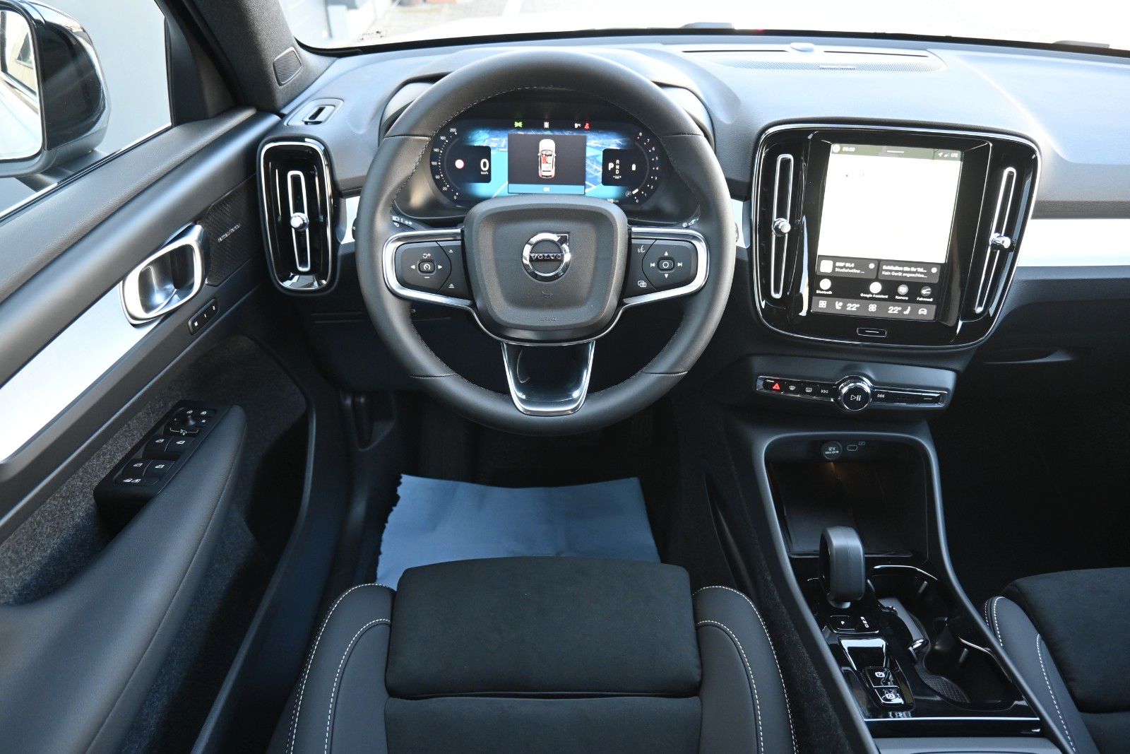 Fahrzeugabbildung Volvo XC40 B4 DKG Plus Black Edition*FSHZG*360°*ACC