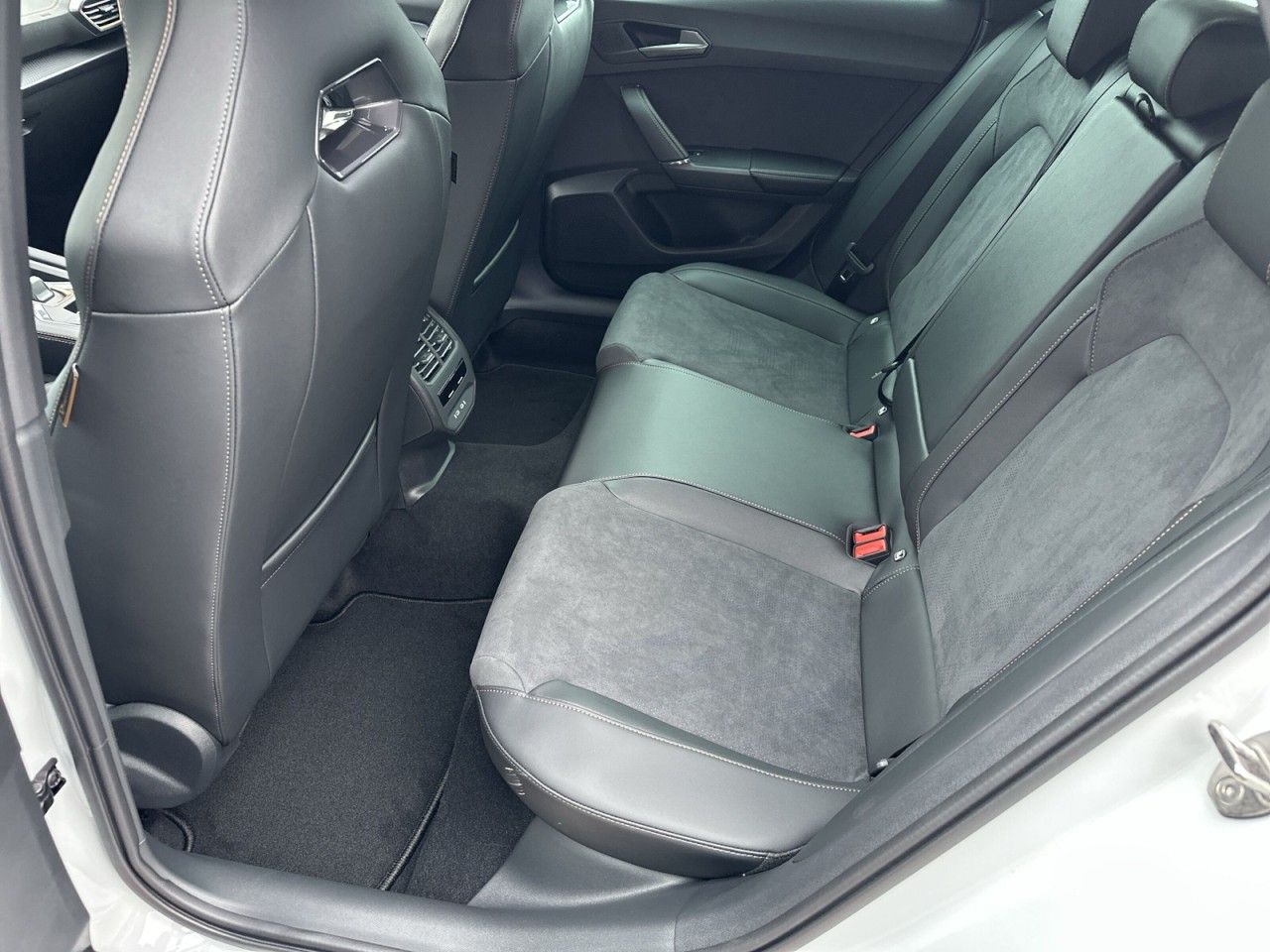 Fahrzeugabbildung CUPRA Leon ST VZ Black Edition 1.5 e-HYBRID 272 PS DSG - mit KI generiert/bearbeitet