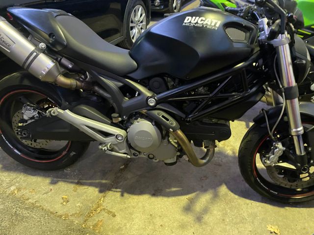 Ducati Monster  696