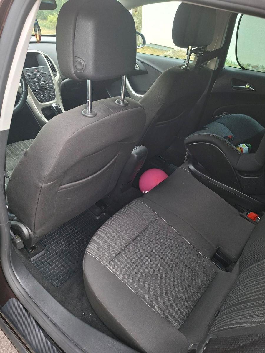 Opel Astra 2012 — photo 12