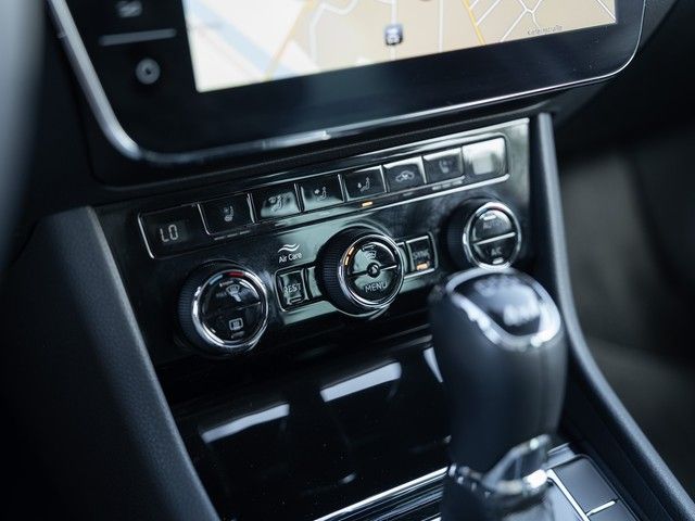 Superb Combi 2.0 TDI L&K 4x4 DSG PANO+MATRIX+DCC