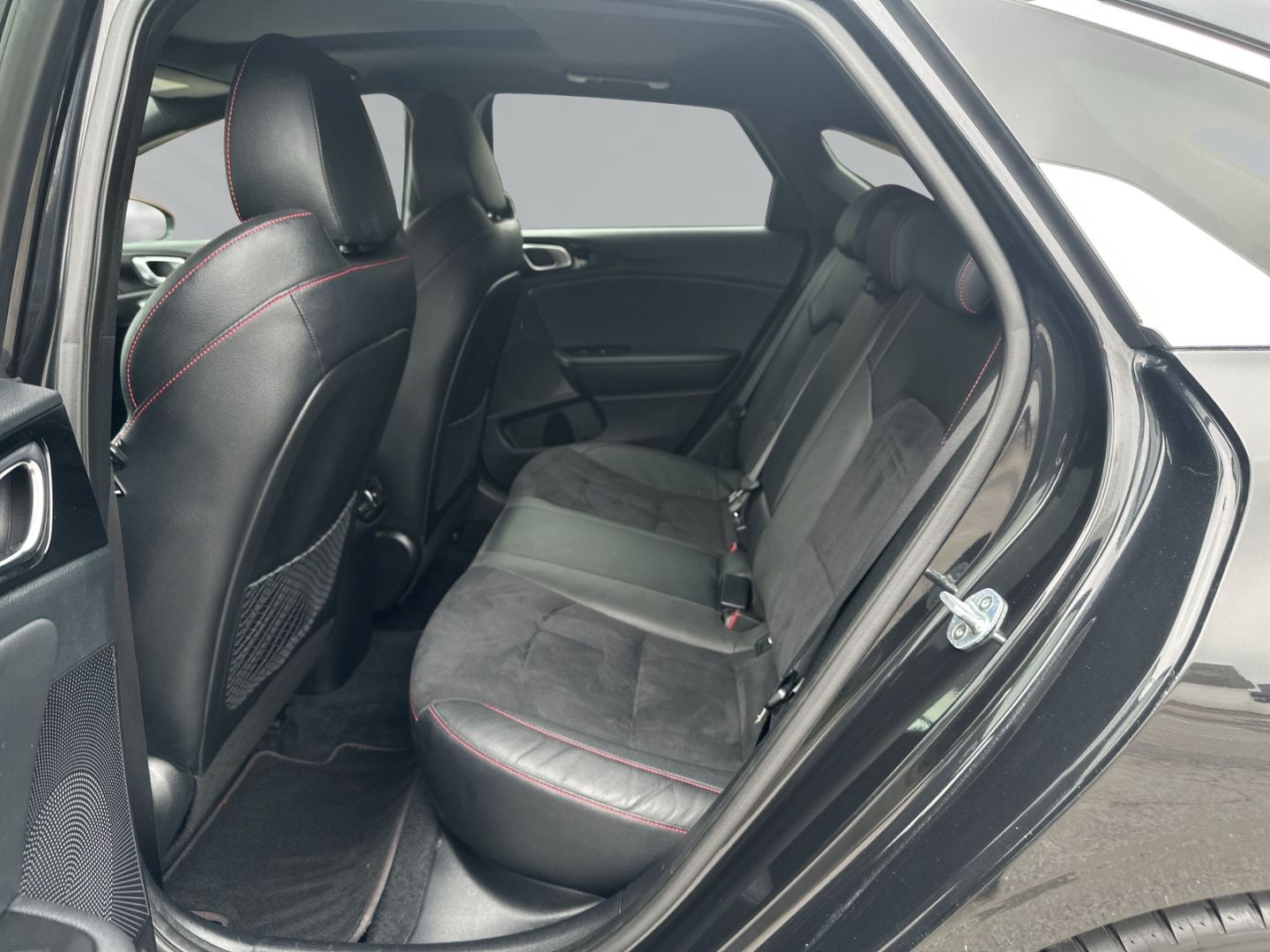 Fahrzeugabbildung Kia ProCeed 1.6 T-GDI DCT7 GT +El. Panodach+Navi+Led
