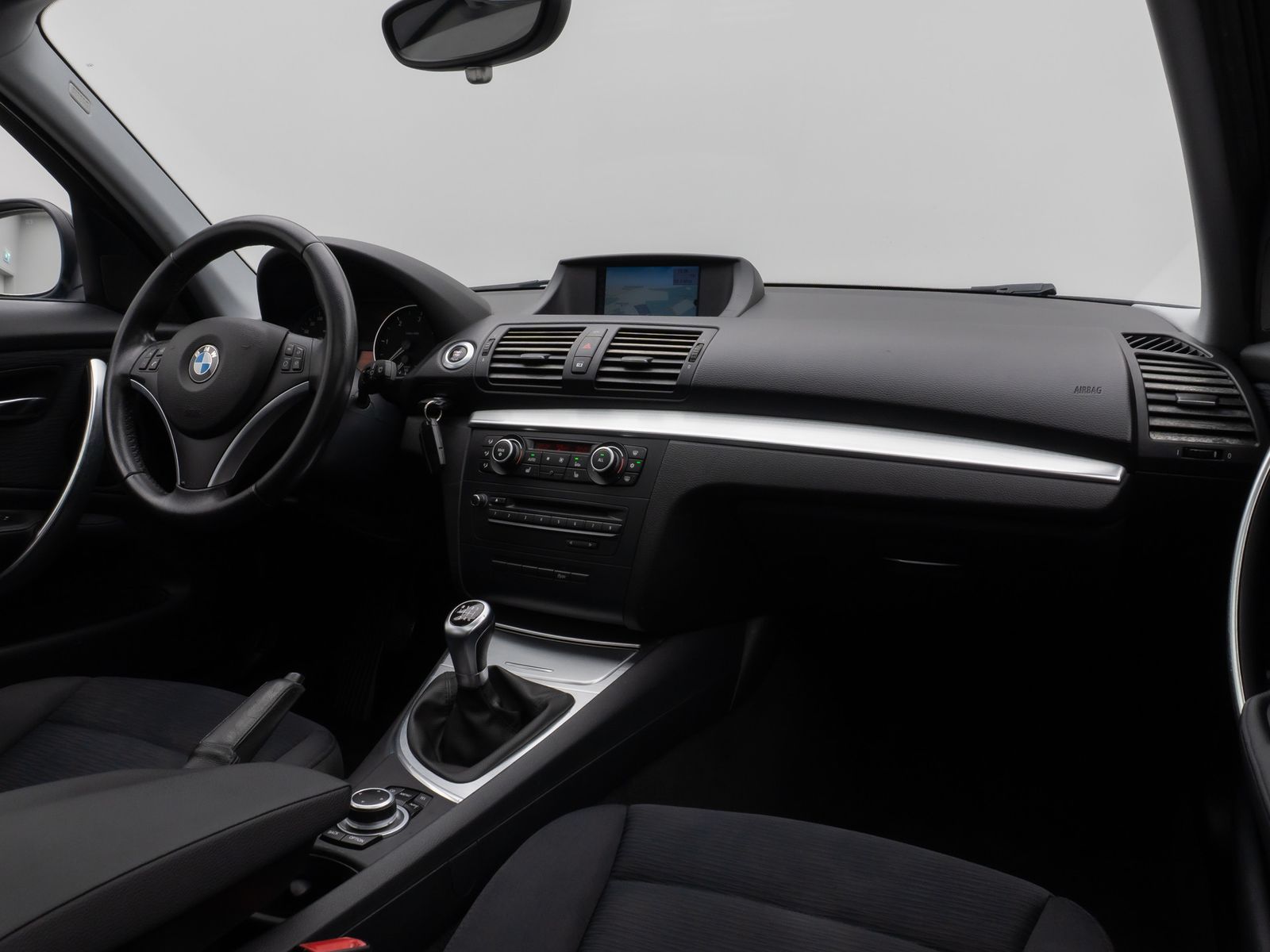 Fahrzeugabbildung BMW 118d Glasdach Navi Sitzhzg Xenon PDC 8Fach