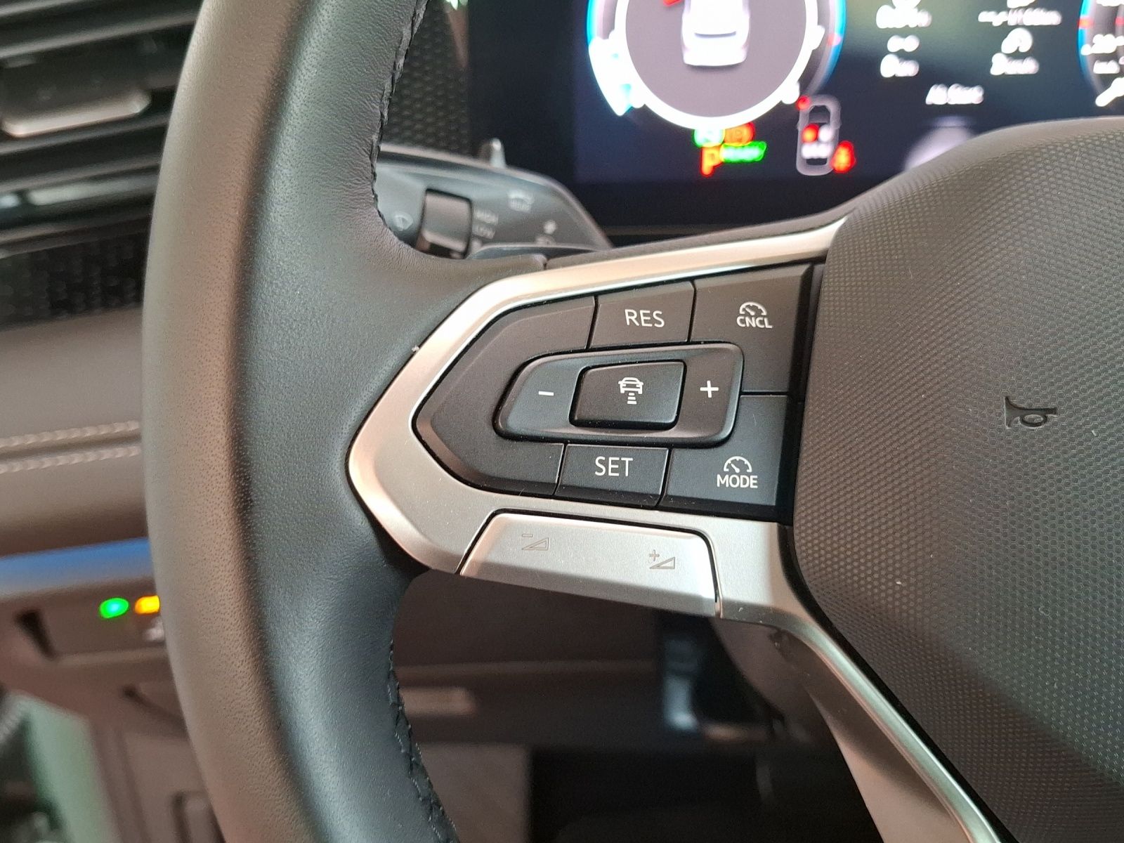 Fahrzeugabbildung Volkswagen Tiguan eTSI Life DSG LED AHK Navi AID ACC RFK SH