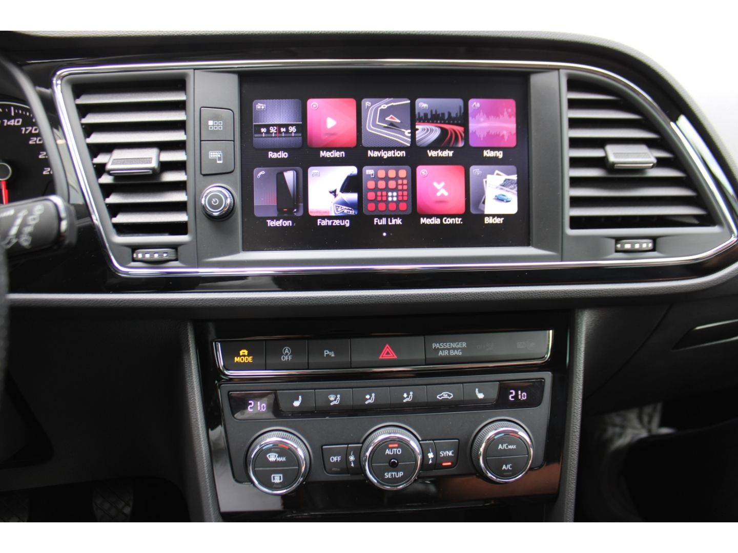 Fahrzeugabbildung SEAT Leon 1.5 TSI ST FR ACC LED Navi DAB PDC RFK AHK