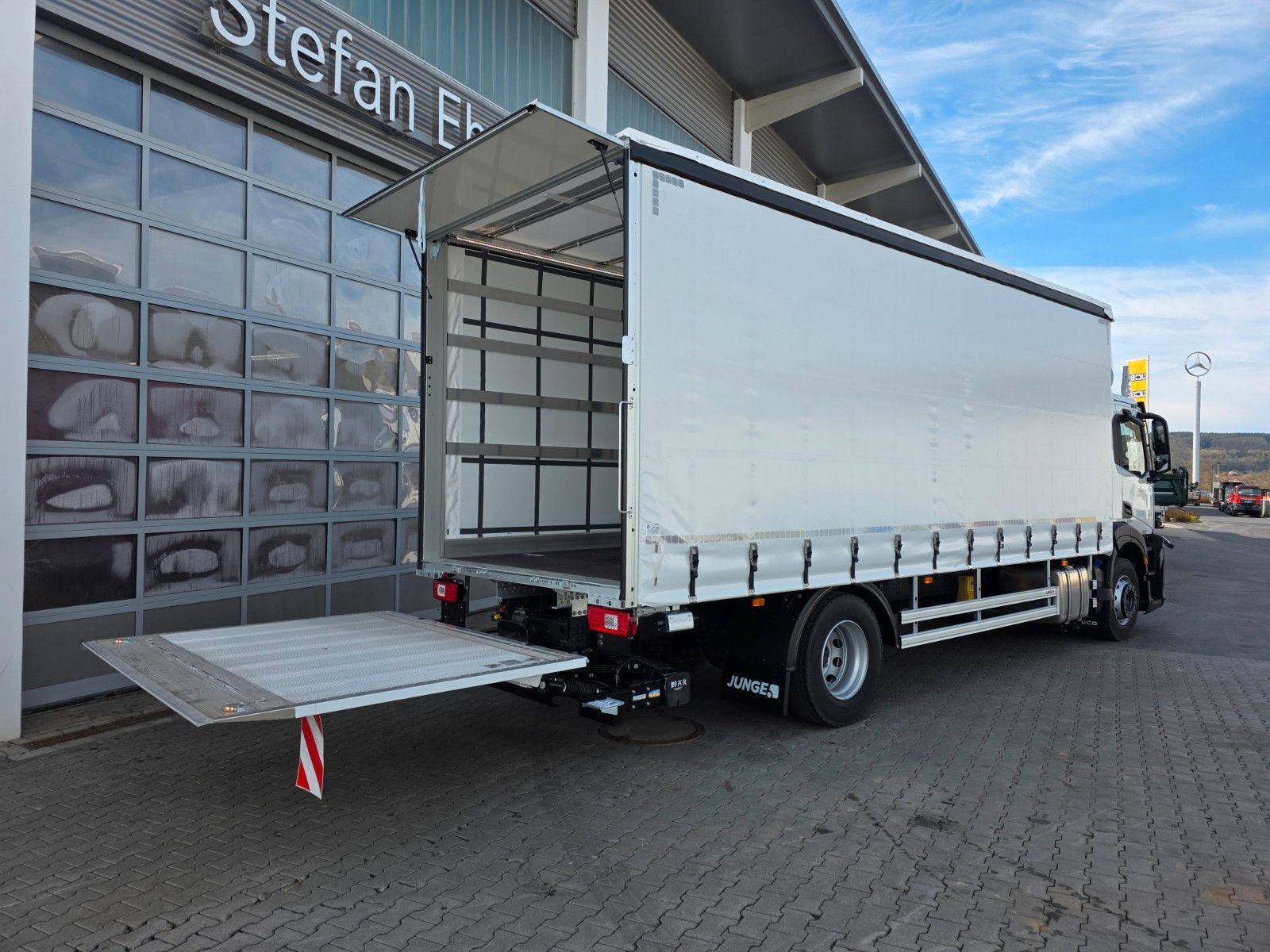 Fahrzeugabbildung Iveco S-Way AD190S40/P LBW Bär 2.000kg Spoiler