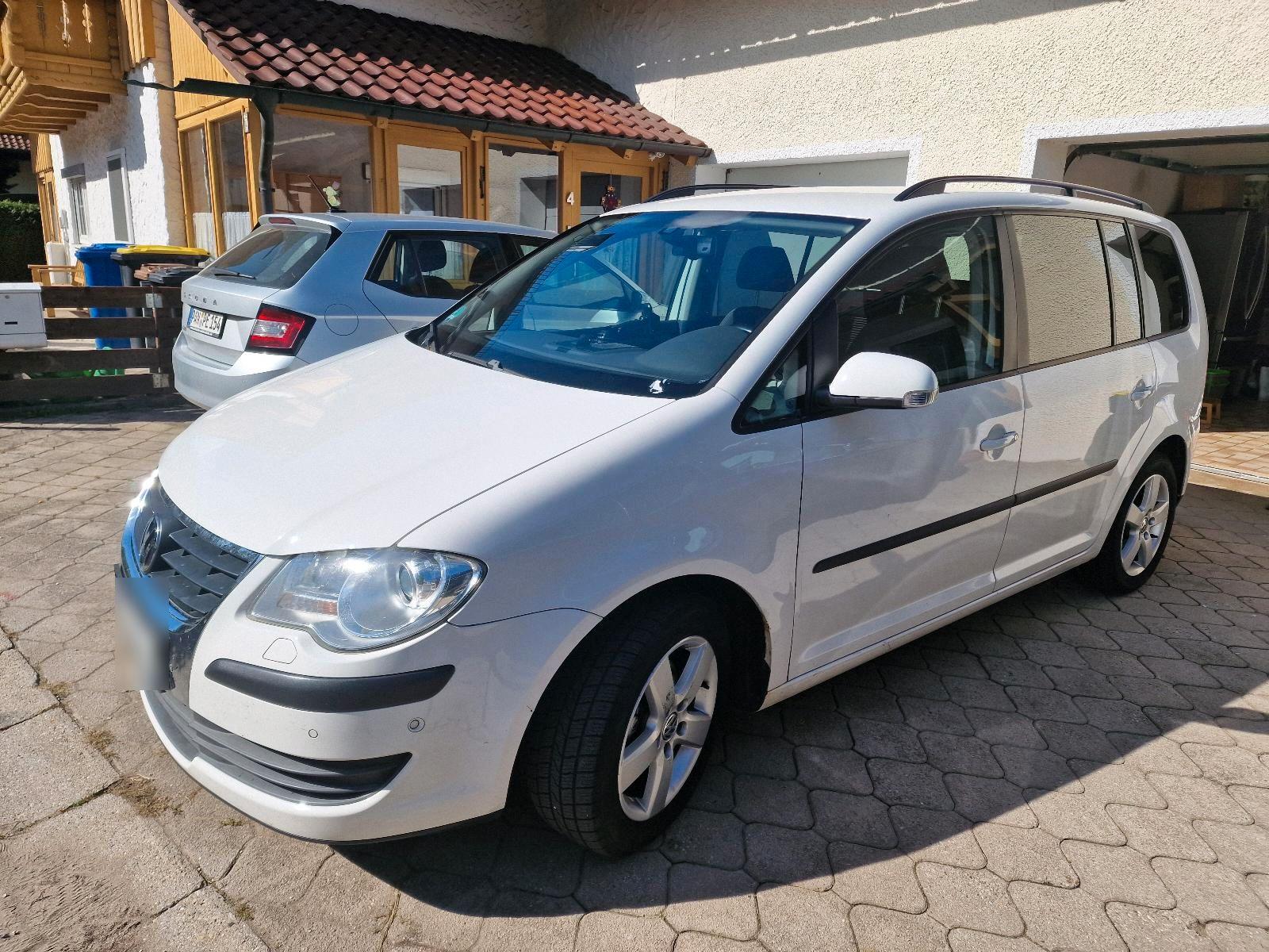 Volkswagen Touran 2009 — rear view
