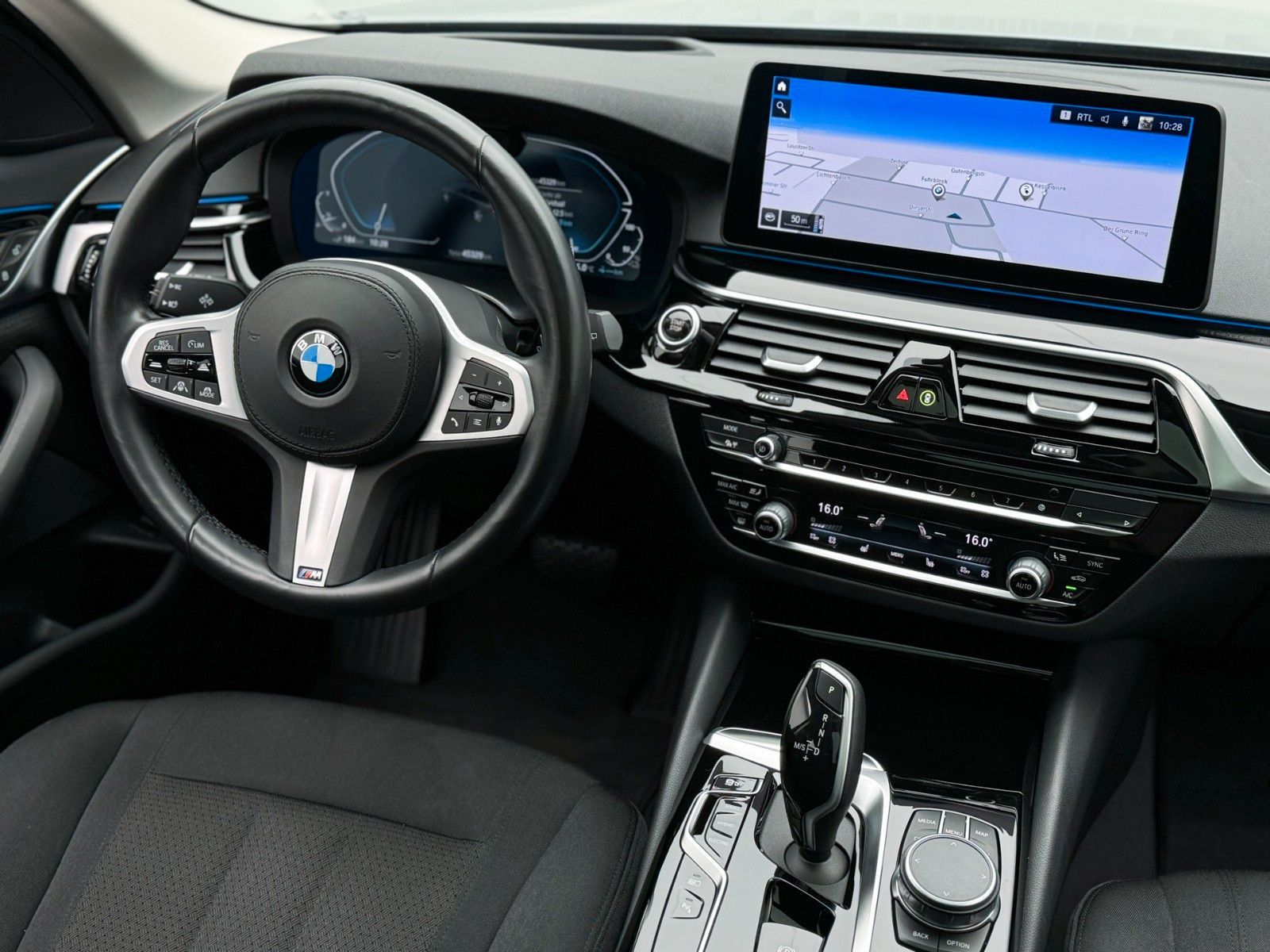 Fahrzeugabbildung BMW 530e xD Kamera DAB Laser ACC Komfort HUD Panoram