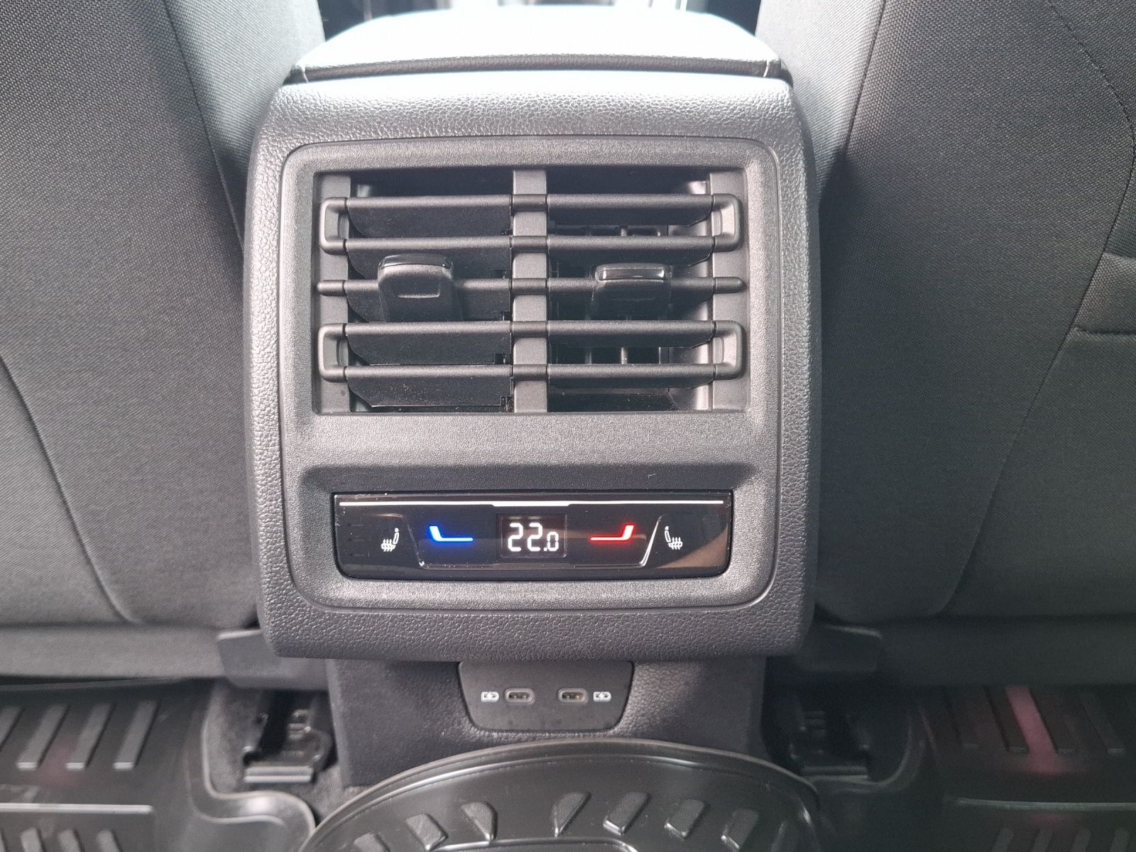 Fahrzeugabbildung Volkswagen Golf VIII TSI Active Standhzg. LEDplus Navi HUD