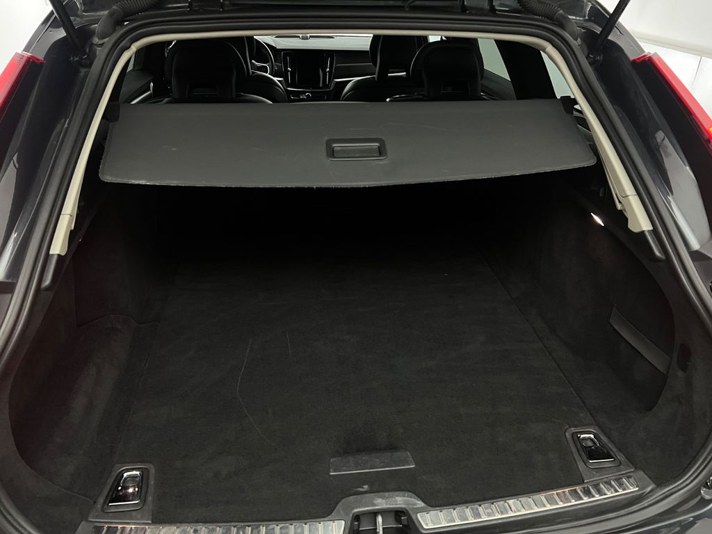 VOLVO V90 Cross Country D5 ALLRAD / 1.HD /235PS /B&W VOLVO V90 Cross Country D5 ALLRAD / 1.HD /235PS /B&W