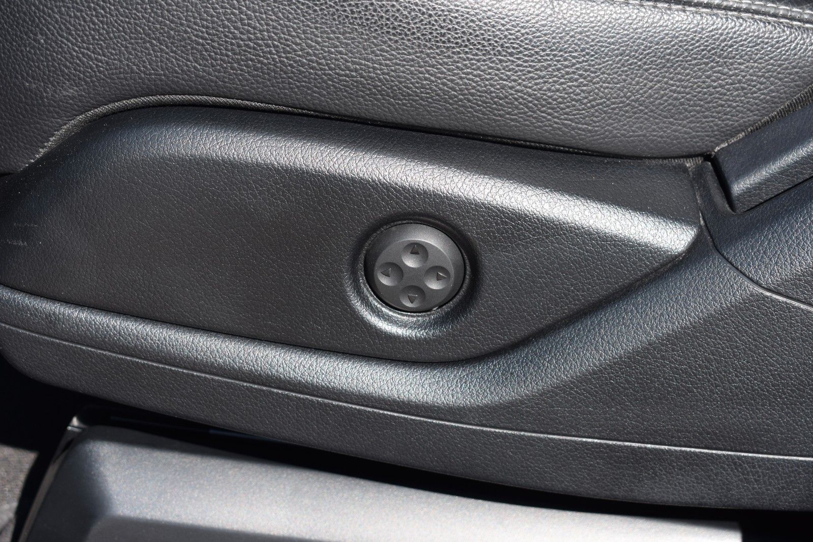 Fahrzeugabbildung Mercedes-Benz ML 350 CDI Display Fond H&K AHK Pano Softclose