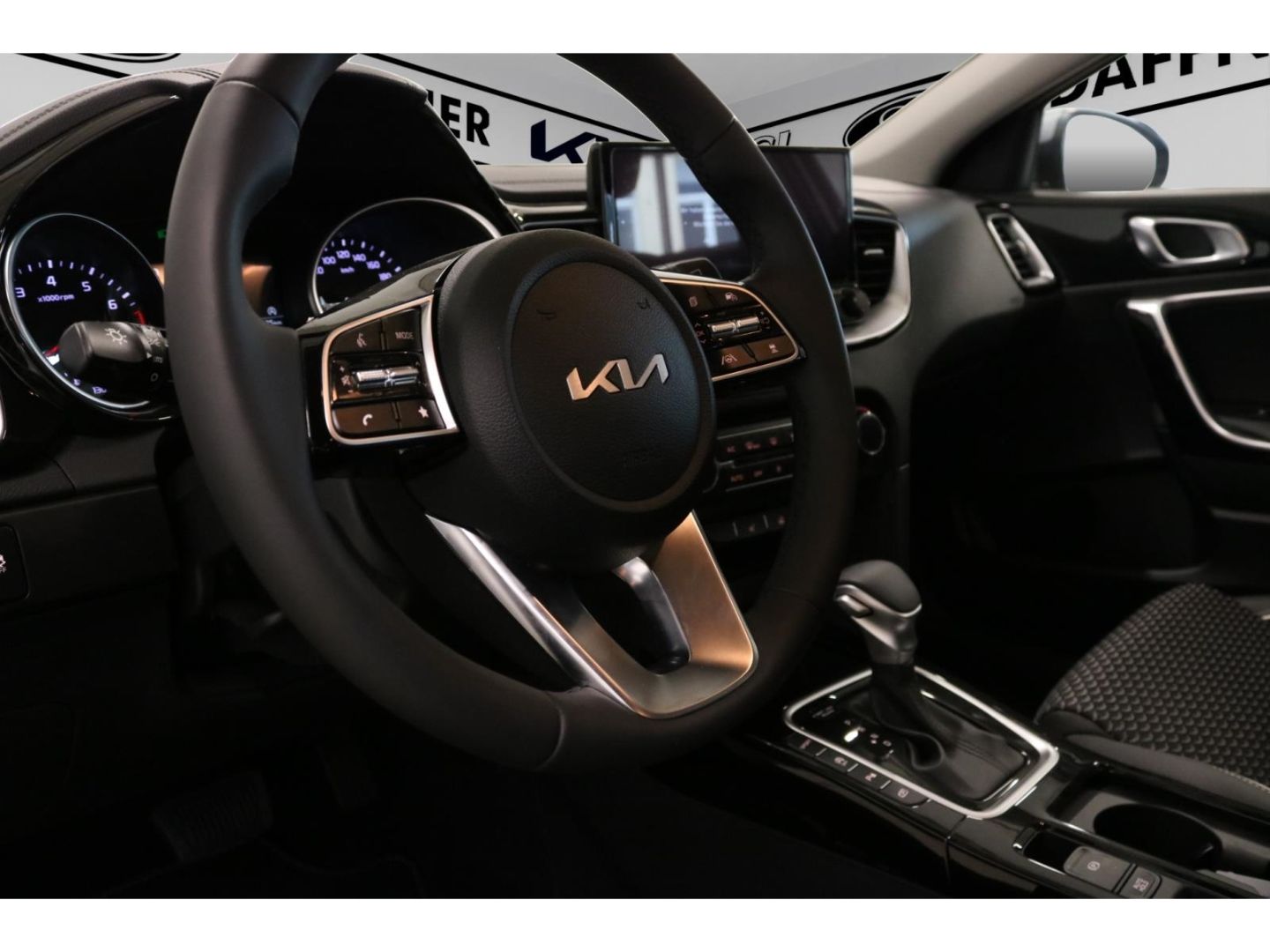 Fahrzeugabbildung Kia Ceed Spirit 1,5 Automatik Kamera Navi SHZ Tempom