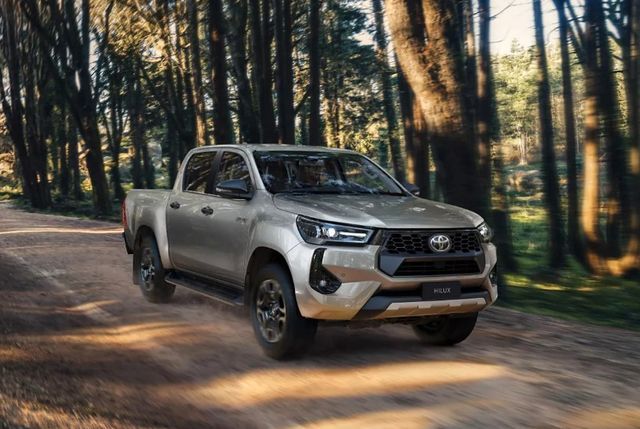 Toyota Hilux Double Cab Comfort 2,4-l-D-4D *NAVI & PDC*