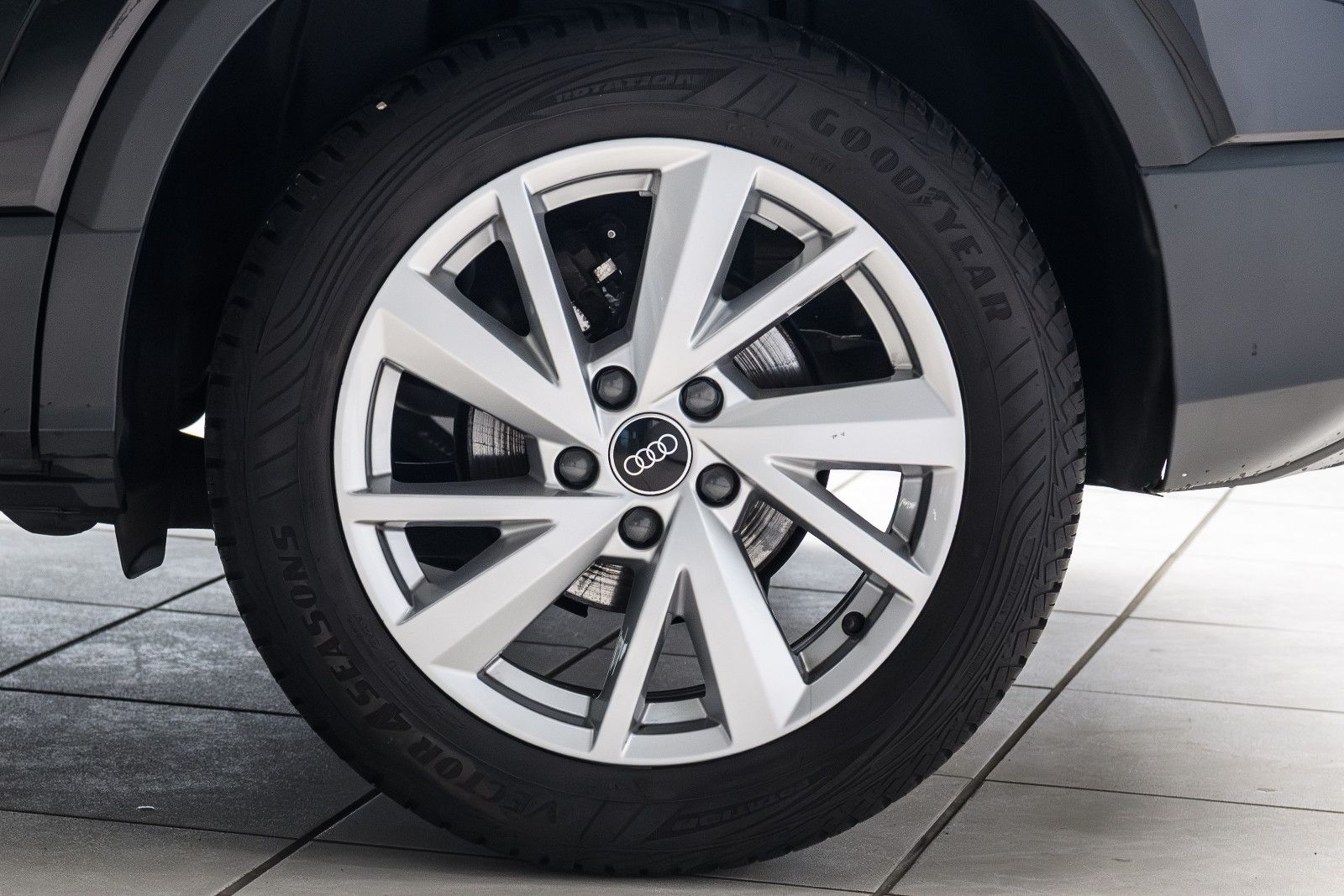 Fahrzeugabbildung Audi Q2 35 TFSI S tronic LED/SZH/RFK/NAVI/GJR