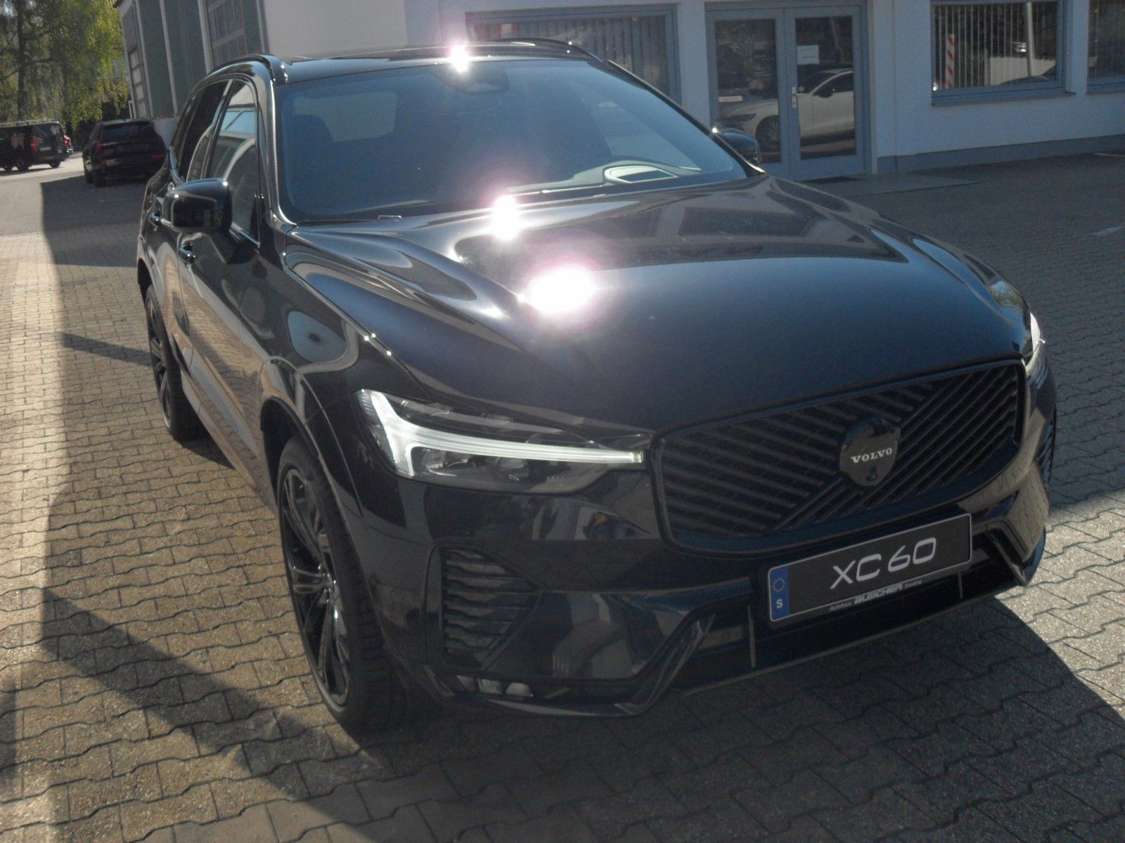 Fahrzeugabbildung Volvo XC 60 B5 Plus Black Edition AWD | Luftfederung