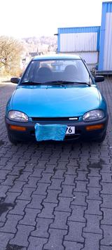 Mazda 121 Oldtimer Auto - Mazda 121 mit Benzin-Antrieb