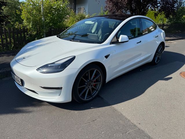 TESLA Model 3 Allradantrieb mit Dualmotor Performa...