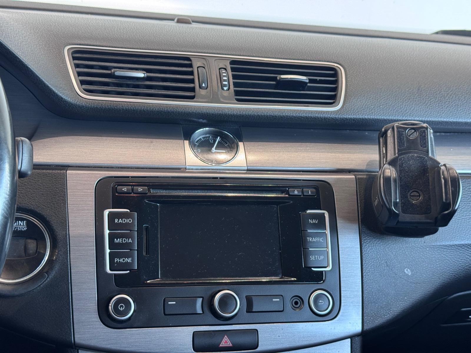 Volkswagen Passat 2010 — photo 36