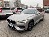 Volvo V60 B4 Core Kombi Benzin EU6d MHEV Navi Digitale - silberne Volvo V60