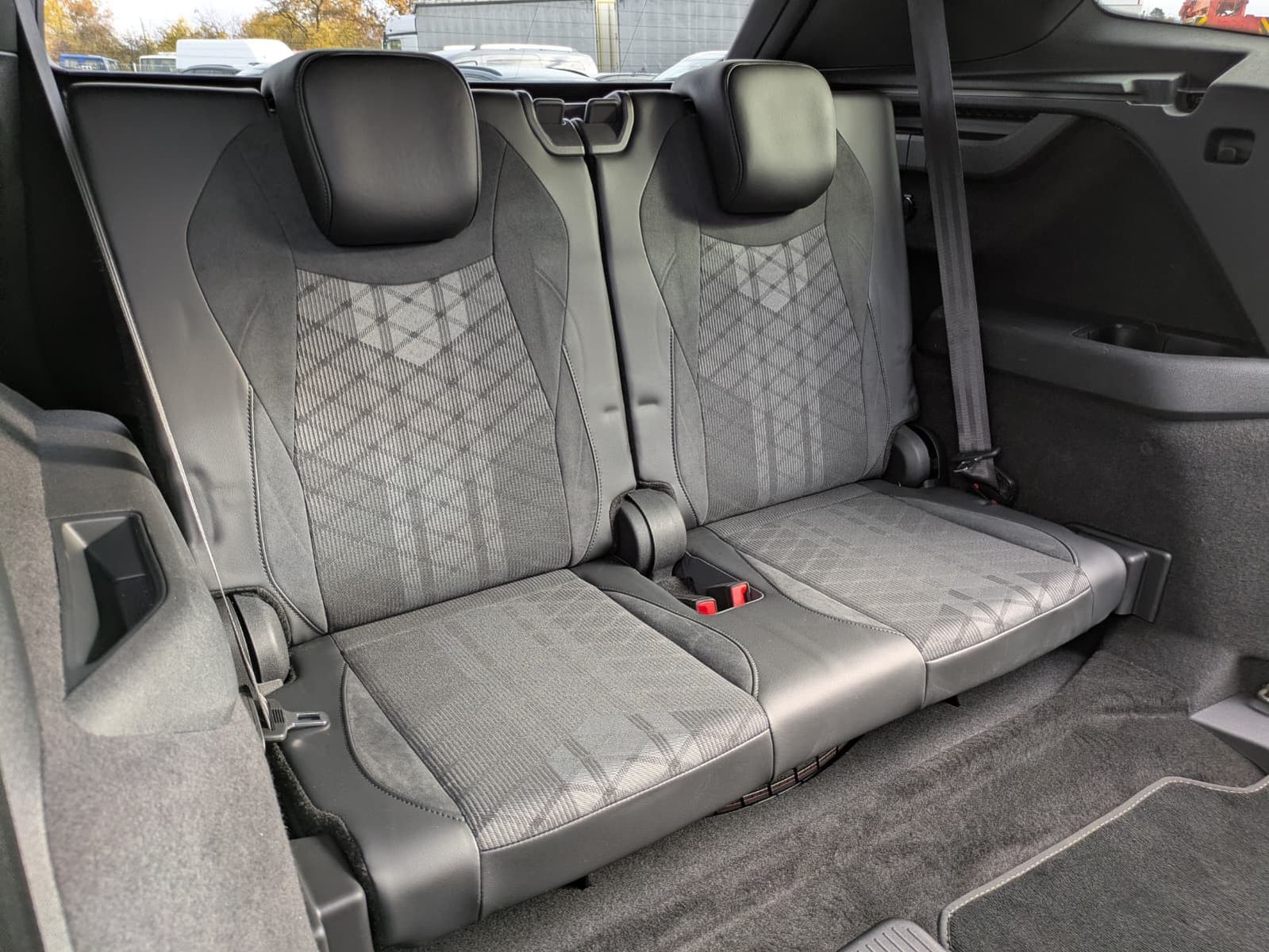 Fahrzeugabbildung Volkswagen Tayron 2.0 TDI 4M R-Line 7Si*MATRIX*AHK*PANO*HUD