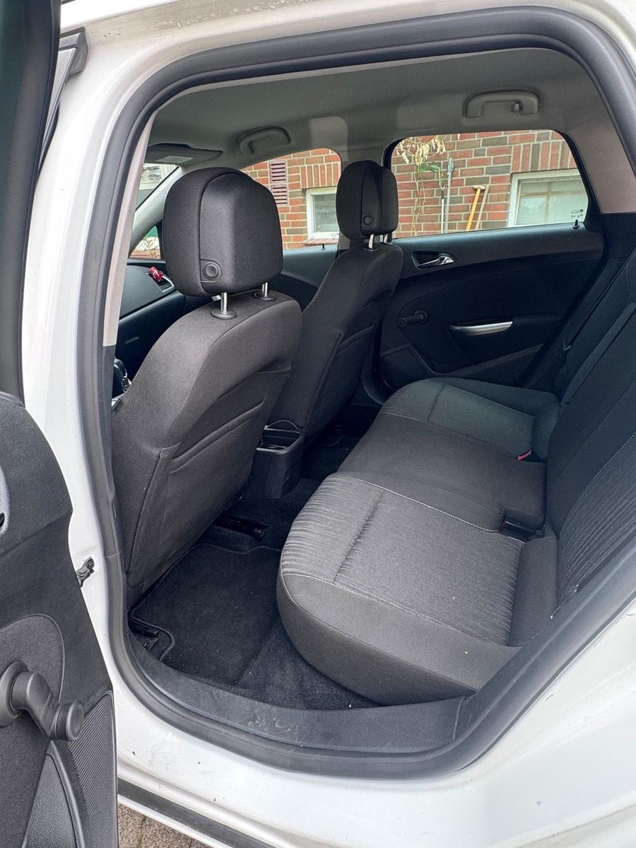 Opel Astra 2011 — photo 8