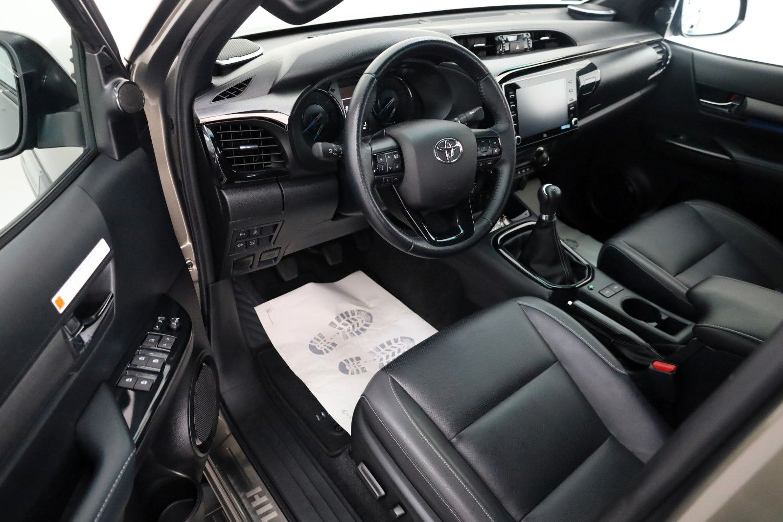Fahrzeugabbildung Toyota Hilux 2.8 D-4D 4x4 Invincible,DOKA,Leder,ACC,AHK