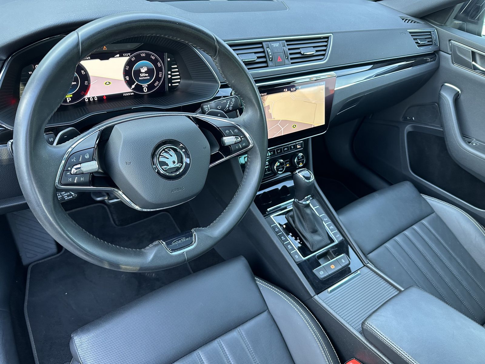 Fahrzeugabbildung SKODA Superb Combi 1.4 TSI L&K iV NAV+LED+AHK+360°+ACC