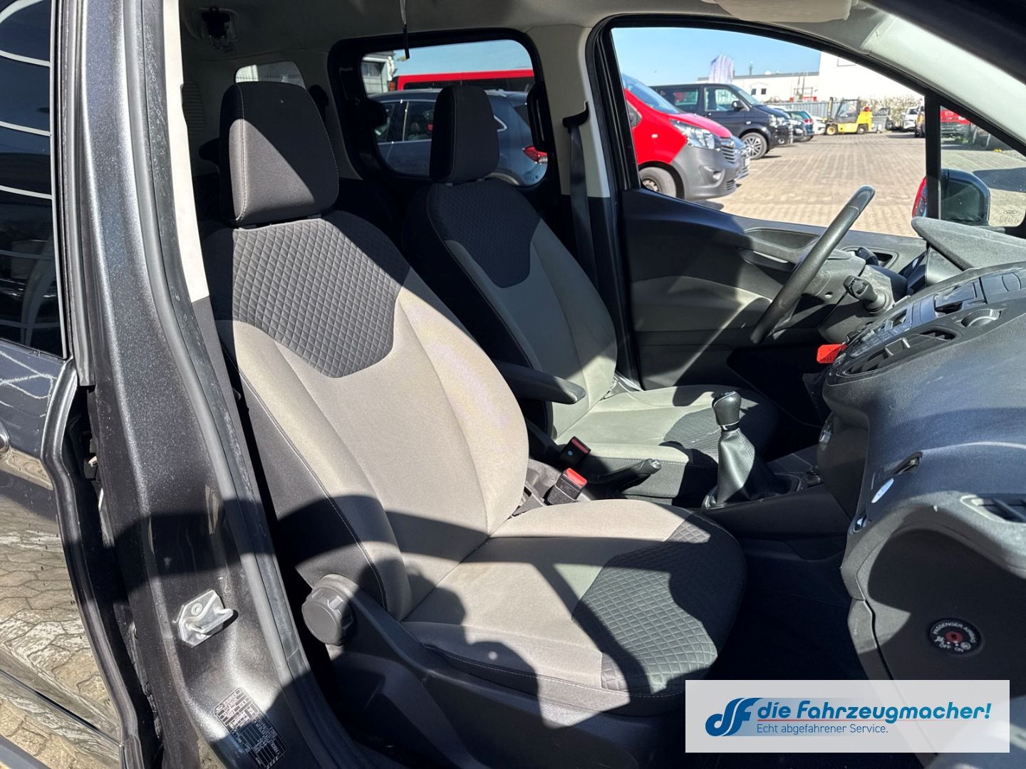 Fahrzeugabbildung Ford Tourneo Courier Titanium Mehrzonenklima *EXPORT