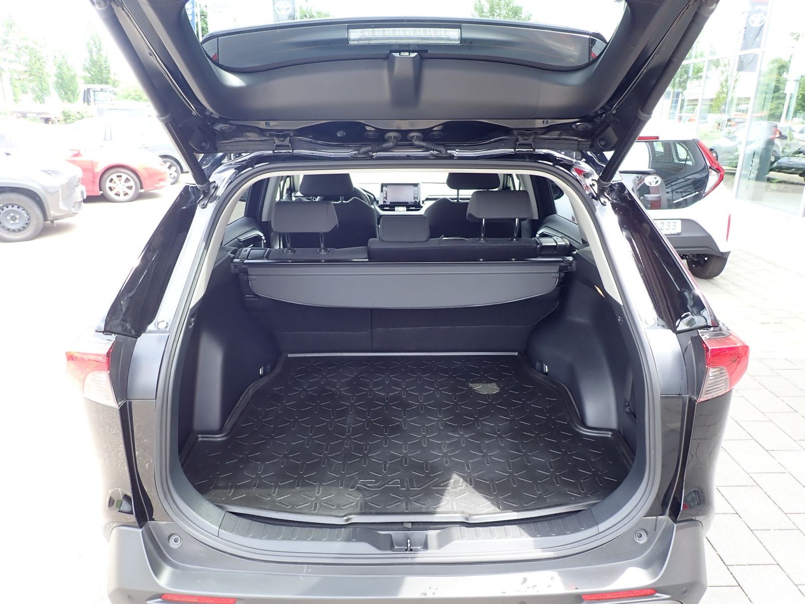 Fahrzeugabbildung Toyota RAV 4 Hybrid 4x2 Team Deutschland/NAVI/WKR/SH