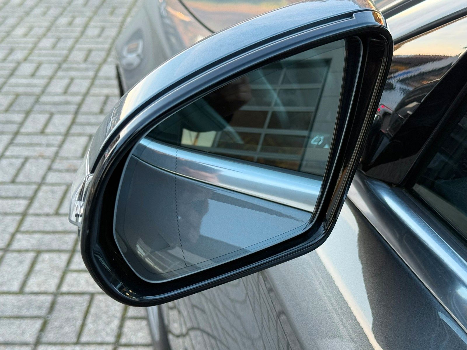 Fahrzeugabbildung Mercedes-Benz E 300 de T AMG+DISTRONIC+LENKASSI+360°+AHK+AMBIE