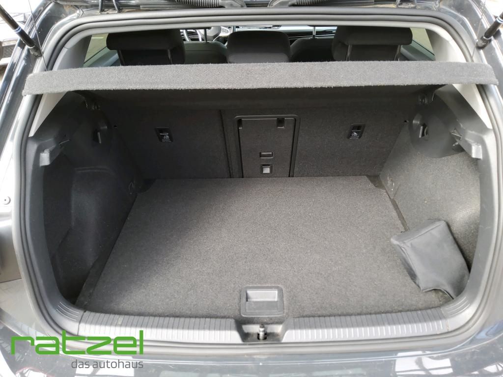 Fahrzeugabbildung Volkswagen Golf ACTIVE 1.5 TSI Navi Digitales Cockpit LED S