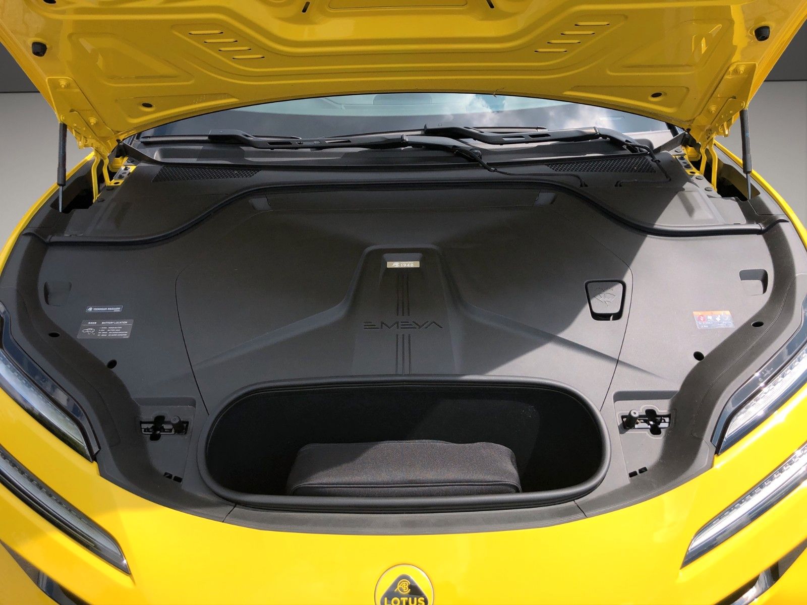 Fahrzeugabbildung Lotus Emeya S Carbon Dynamic Pack 22 Zoll